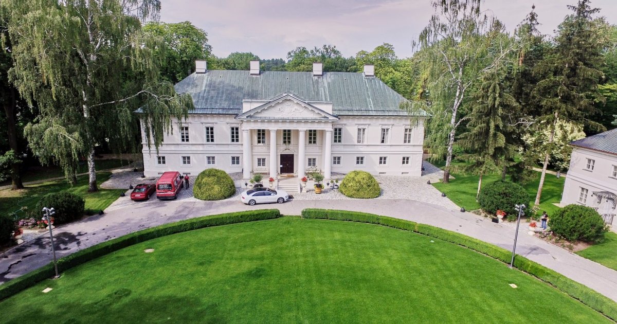 Gdzie wybrać się na weekend majowy? Pomysły na relaksującą majówkę – Pałac Mała Wieś