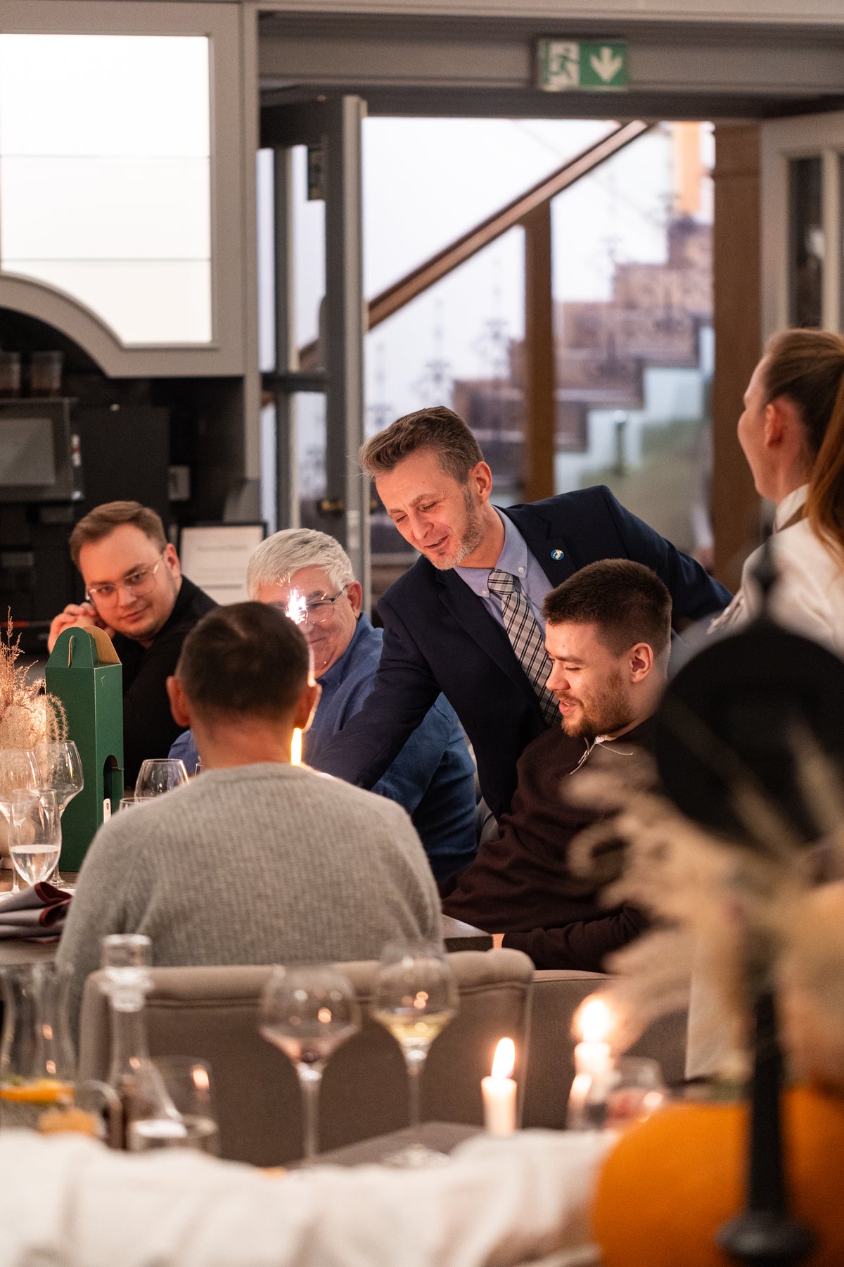 Elegancko nakryty stół w restauracji