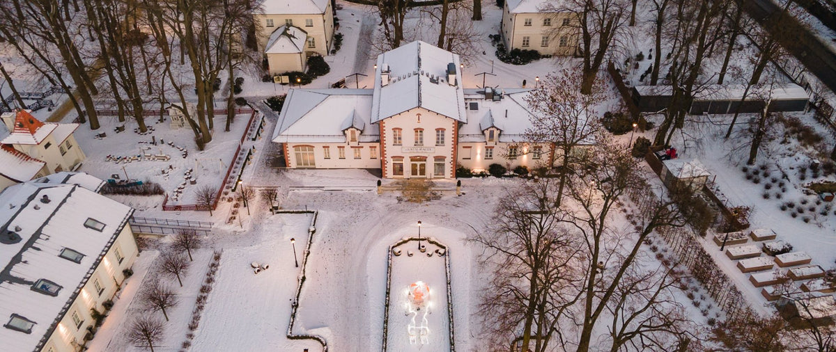 Pałac Mała Wieś i ośnieżone ogrody z lotu ptaka